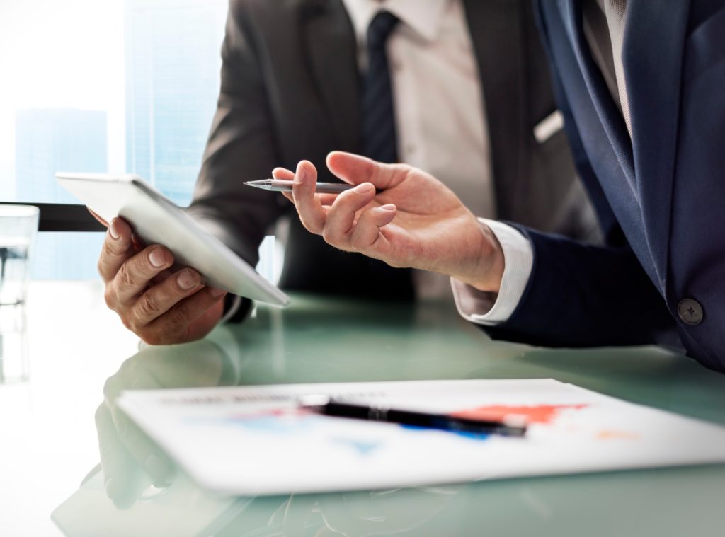 When to Hire a Local Expert Versus a Nationally-Recognized Expert